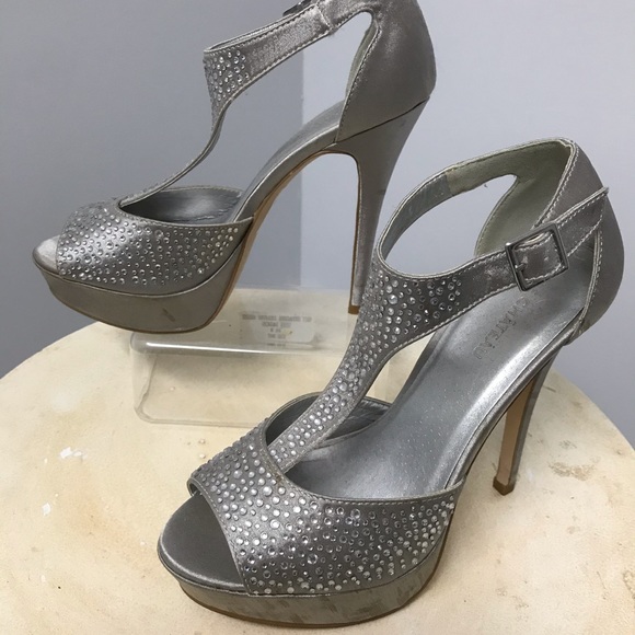 Size 6 Silver Le Chateau Heels - Picture 1 of 4